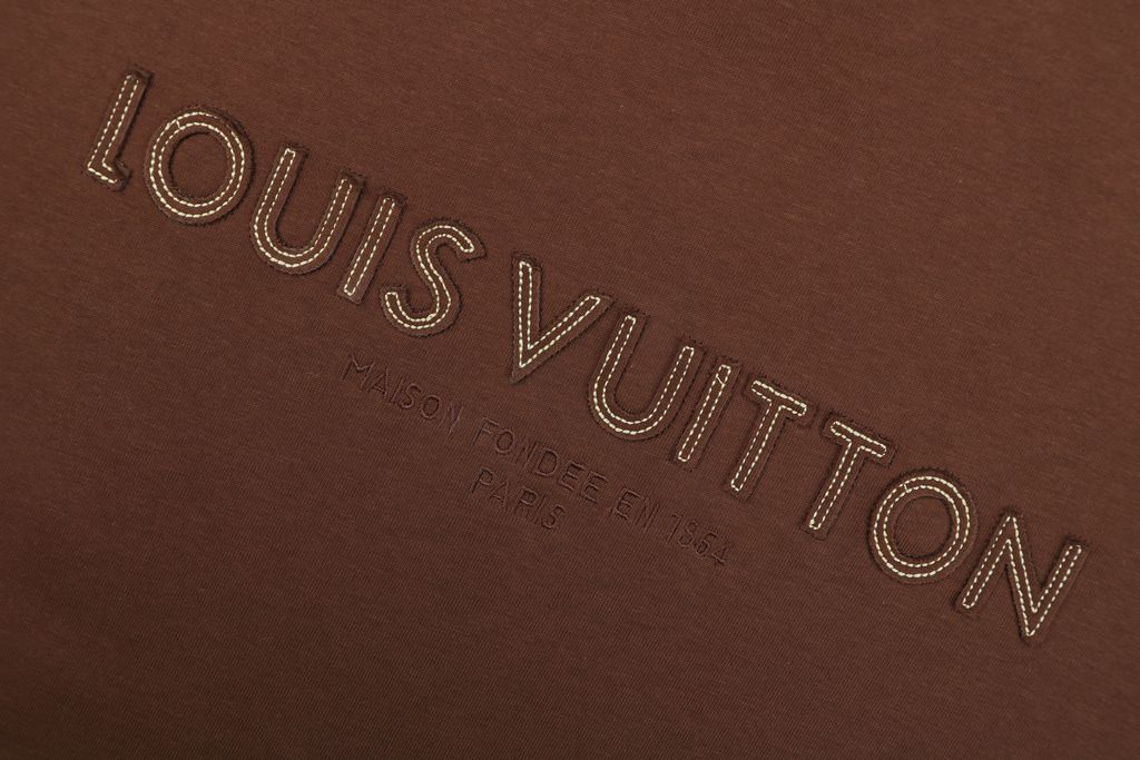 Louis Vuitton Monogram letter appliqué short sleeve T-shirt 32-count double-yarn combed cotton felt-backed laser-cut lettering contrast topstitch embroidery sizes S-XL