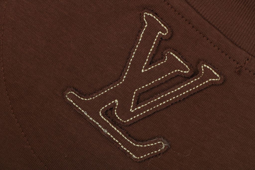 Louis Vuitton Monogram letter appliqué short sleeve T-shirt 32-count double-yarn combed cotton felt-backed laser-cut lettering contrast topstitch embroidery sizes S-XL