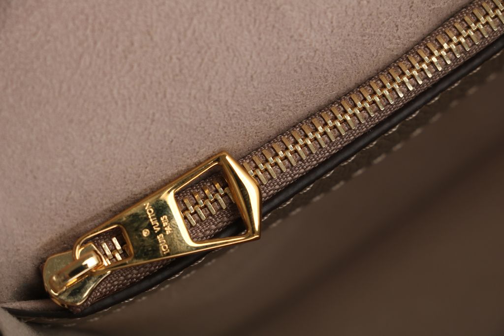 Louis Vuitton Diane cream Monogram Empreinte embossed leather baguette messenger bag removable jacquard shoulder strap leather strap crossbody bag 25x15x9cm