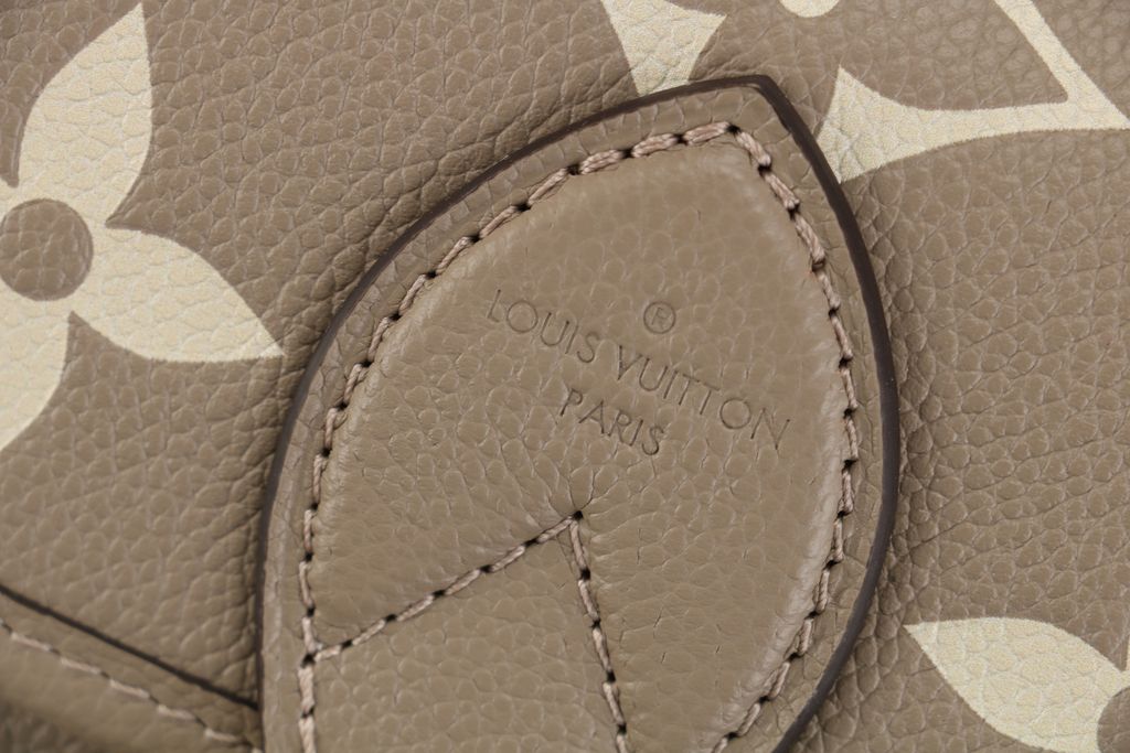 Louis Vuitton Diane cream Monogram Empreinte embossed leather baguette messenger bag removable jacquard shoulder strap leather strap crossbody bag 25x15x9cm