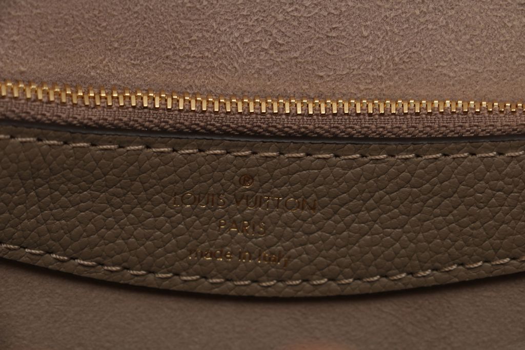Louis Vuitton Diane cream Monogram Empreinte embossed leather baguette messenger bag removable jacquard shoulder strap leather strap crossbody bag 25x15x9cm