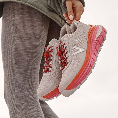 Fall-24-Walk-Max-Sierra-Soft-Oyster-Viva-Magenta-Lifestyle_5c41e3b5_1000px