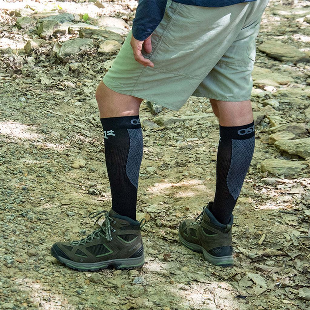 OS1st_Photography-Lifestyle_CompressionBracingSocksHort_0003_OS1st_Hiking_Black_1