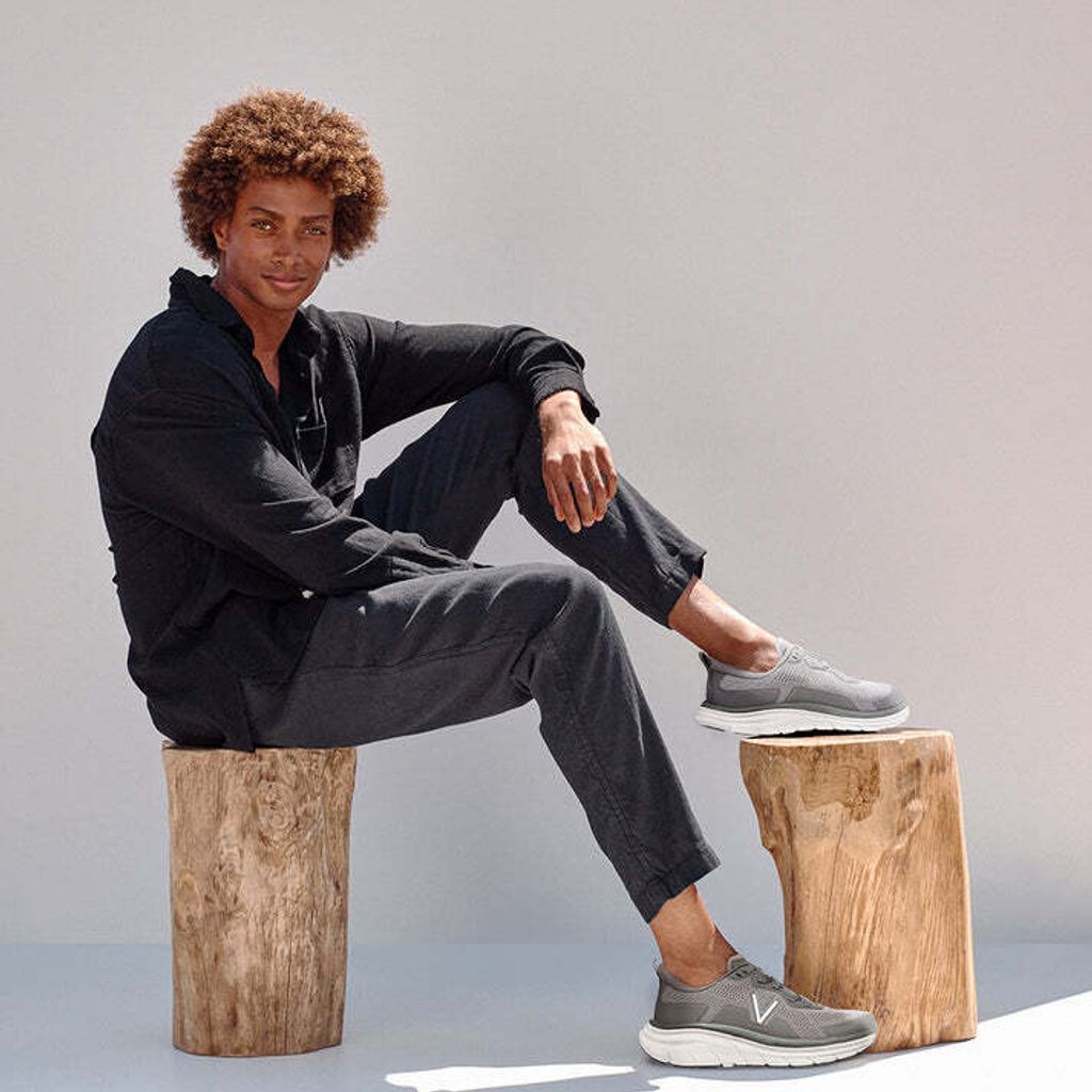 Spring24MensWalkMaxCharcoalGreyLifestyle_c107f510_low_0da6f9bc-62ec-4d02-a53b-cd096470c34d