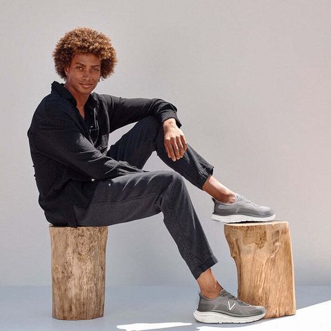 Spring24MensWalkMaxCharcoalGreyLifestyle_c107f510_low_0da6f9bc-62ec-4d02-a53b-cd096470c34d