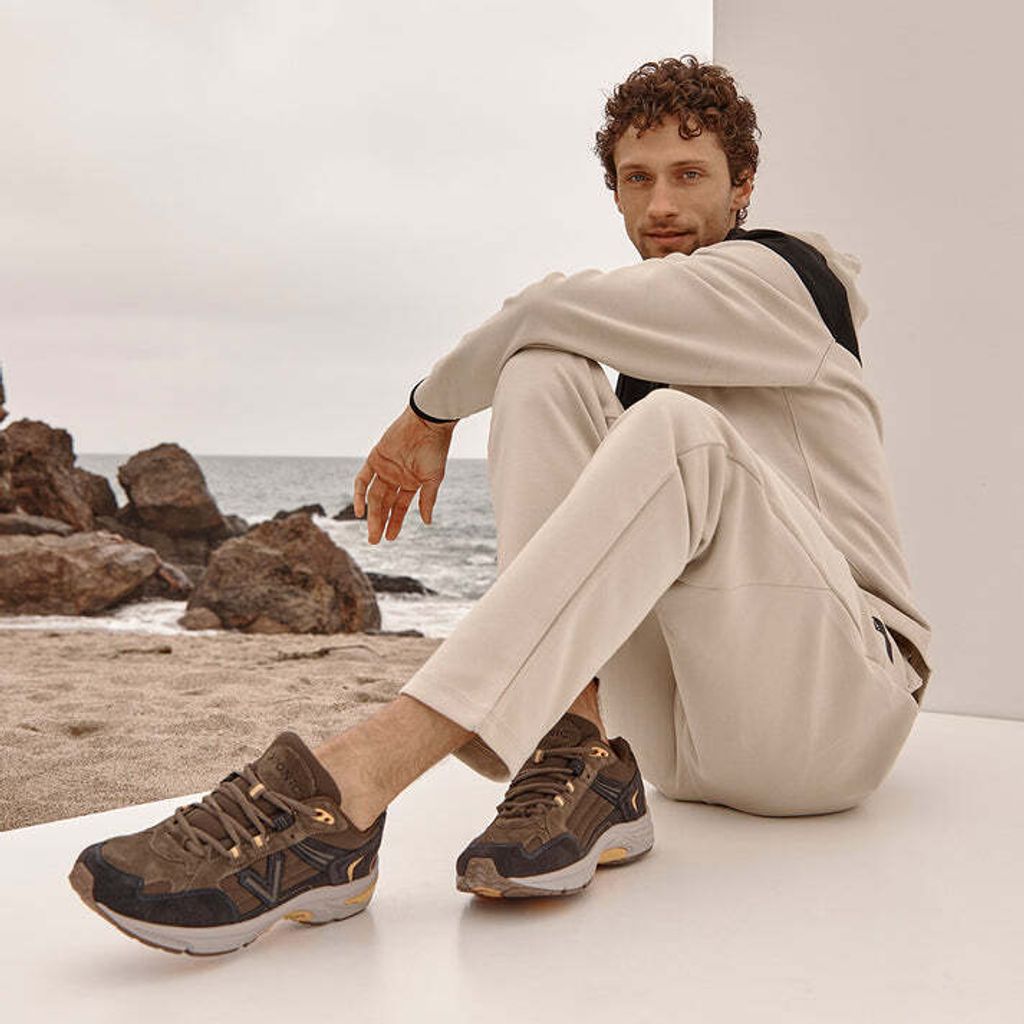 Fall-24-23Walk2.0-Phantom-Dark-Grey-Khaki-Lifestyle_00c1584d_1000px