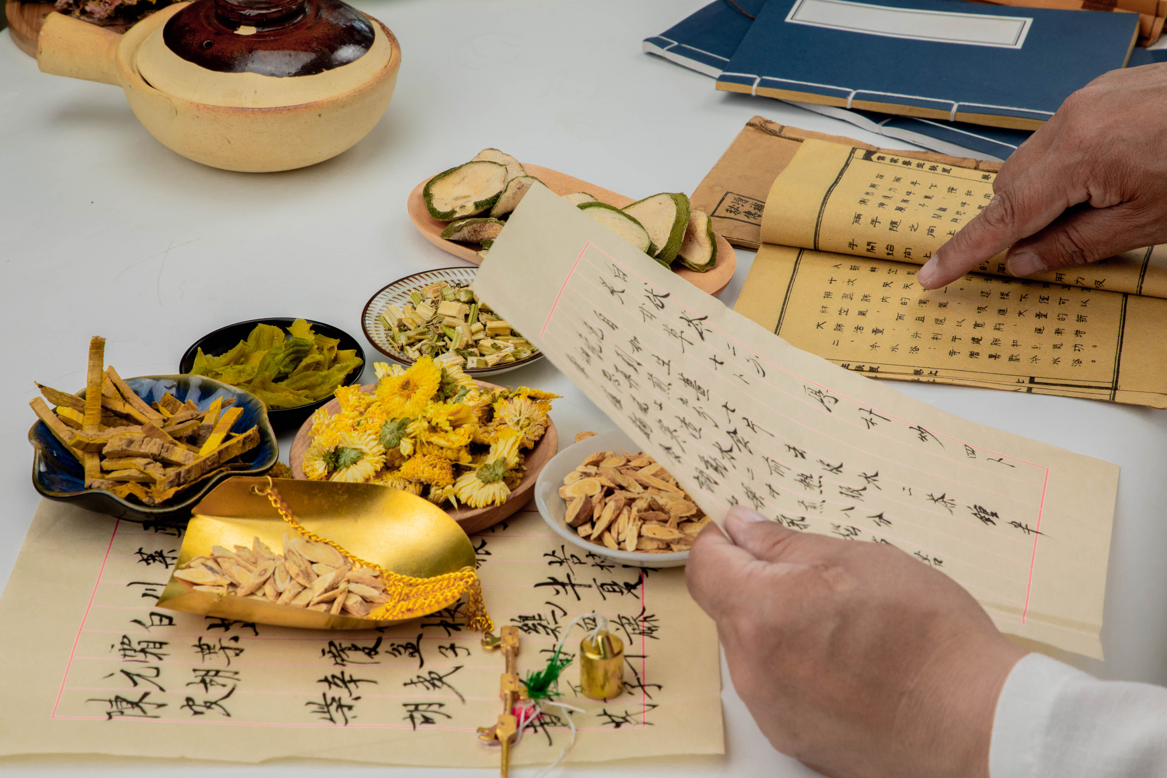 千库网_中药白天老中医抓药室内抓药摄影图配图_摄影图编号188568 千库网_中药白天老中医抓药室内抓药摄影图配图_摄影图编号188568