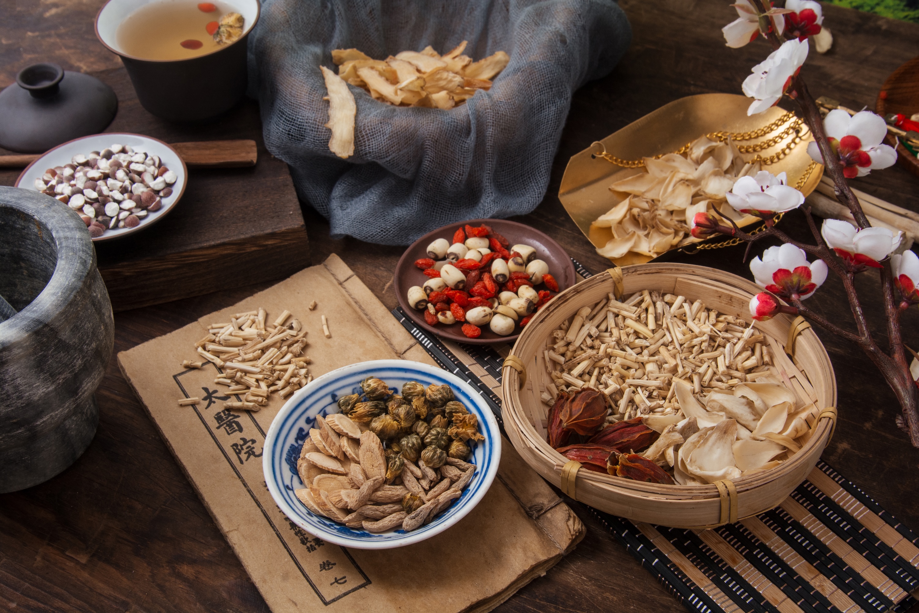 千库网_养生白天中药材室内桌上摄影图配图_摄影图编号223172 千库网_养生白天中药材室内桌上摄影图配图_摄影图编号223172