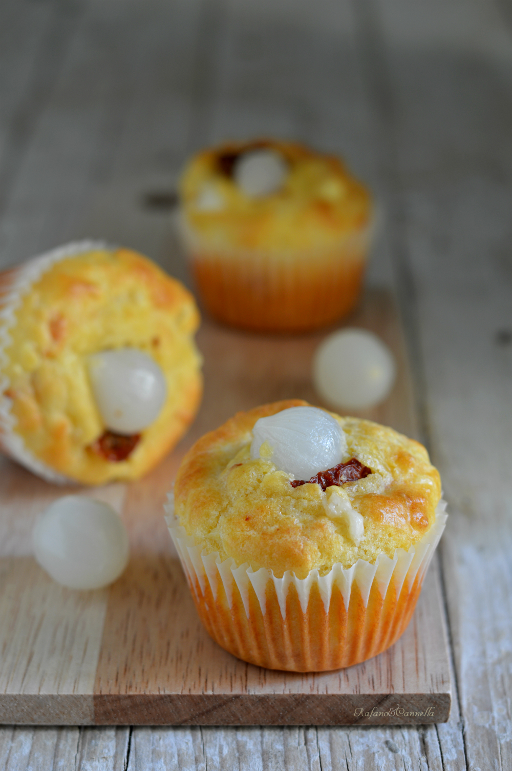 Muffins-salati-con-cipolle-e-pomodorini