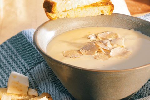 Fonduta-al-profumo-di-tartufo-bianco-con-crostini