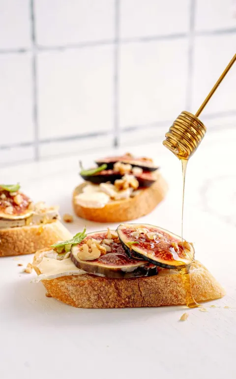 Cheese+and+fruit+tartine