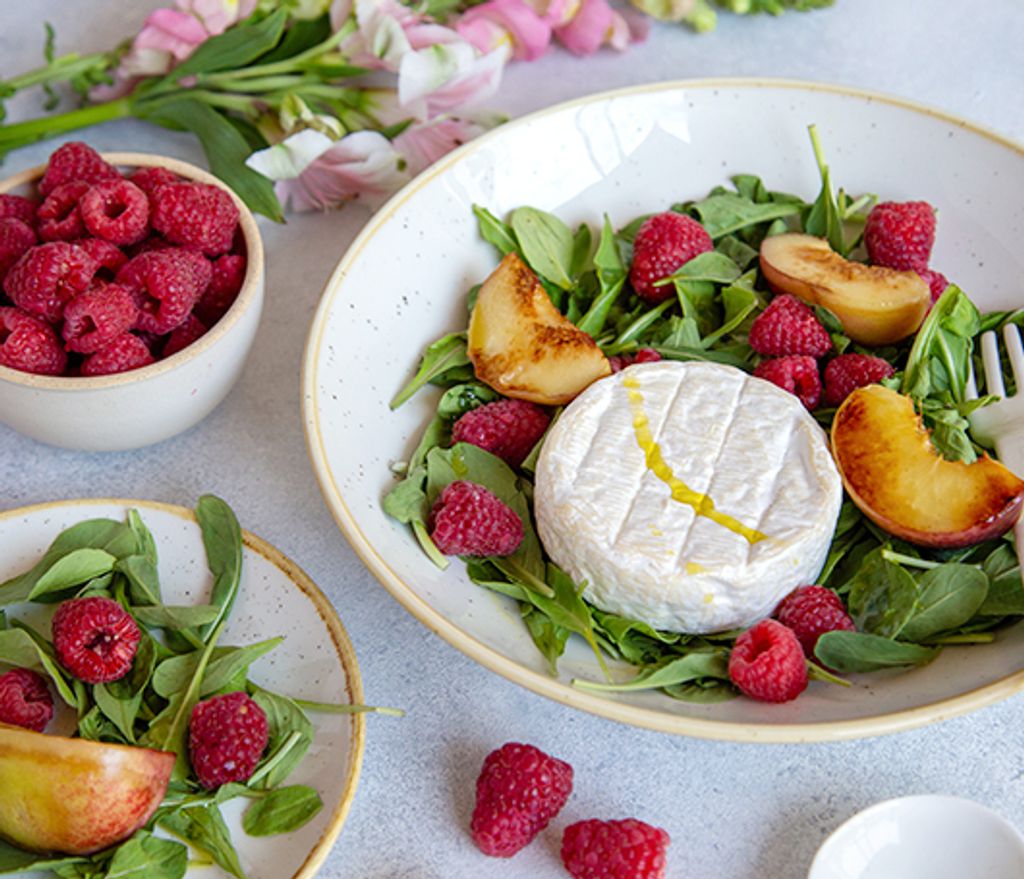 ensalada-rucula-durazno-frambuesas-camembert-1