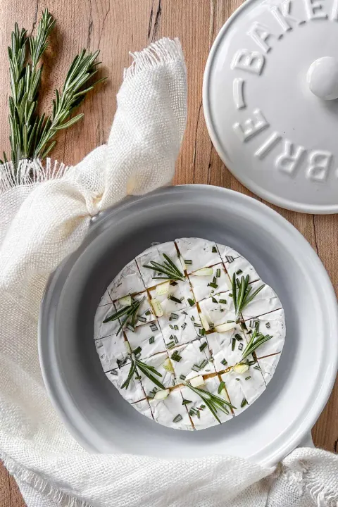 garlic-baked-brie-recipe-a-cultivated-living-6_900x