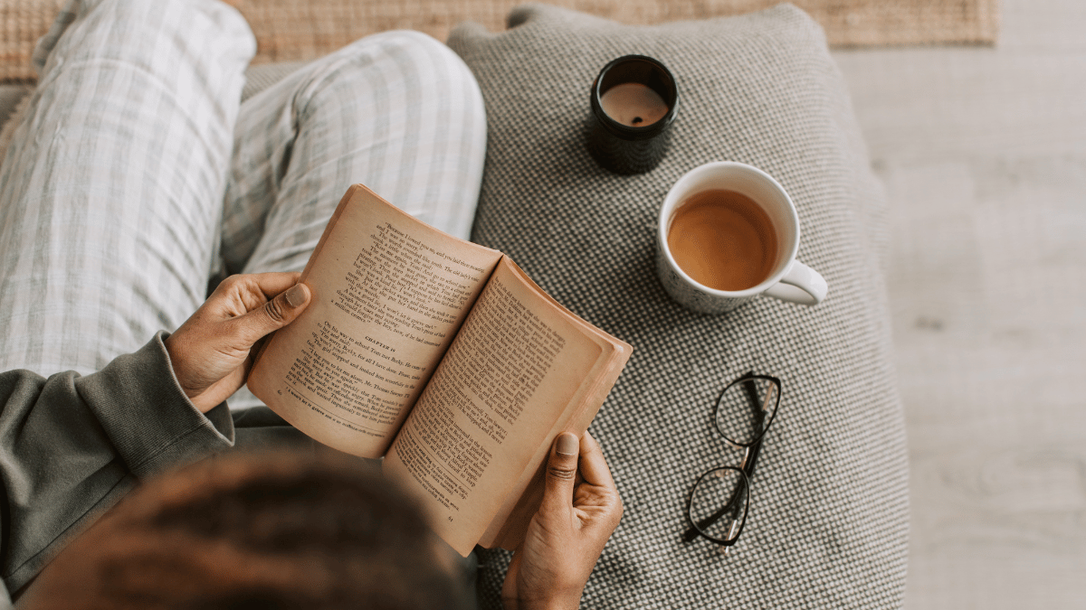 泡一杯溫熱的國寶茶、紅棗枸杞、或是沖一杯熱美式，隨手翻開一本散文或詩集，或是那本買了很久卻沒拆封的小說。