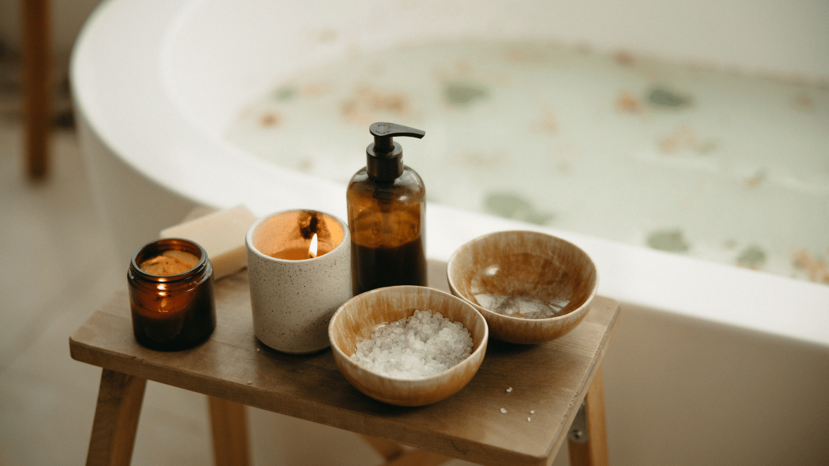 使用帶有磨砂顆粒的沐浴膏，慢慢地按摩每一寸肌膚。感受手指劃過皮膚的觸感，接觸她、安撫、肯定她。洗一個慢慢的澡。