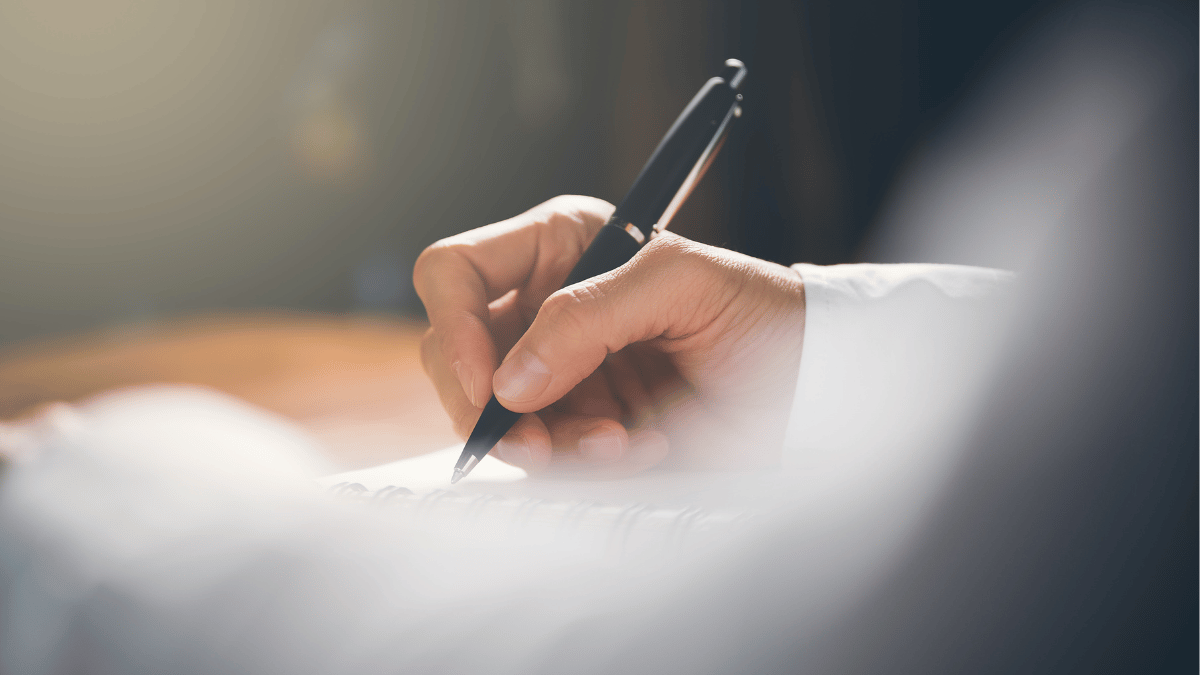 拿一張紙，寫下現在腦袋裡的雜訊、流動的想法。寫完後把紙摺起來，這些煩惱已經被安置好了。