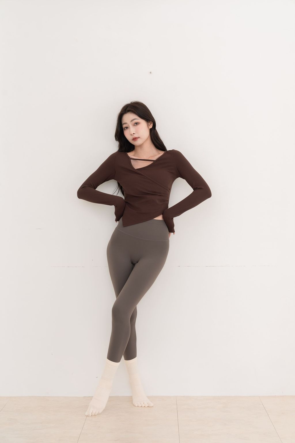 交錯曲線設計感長袖上衣_咖_全身