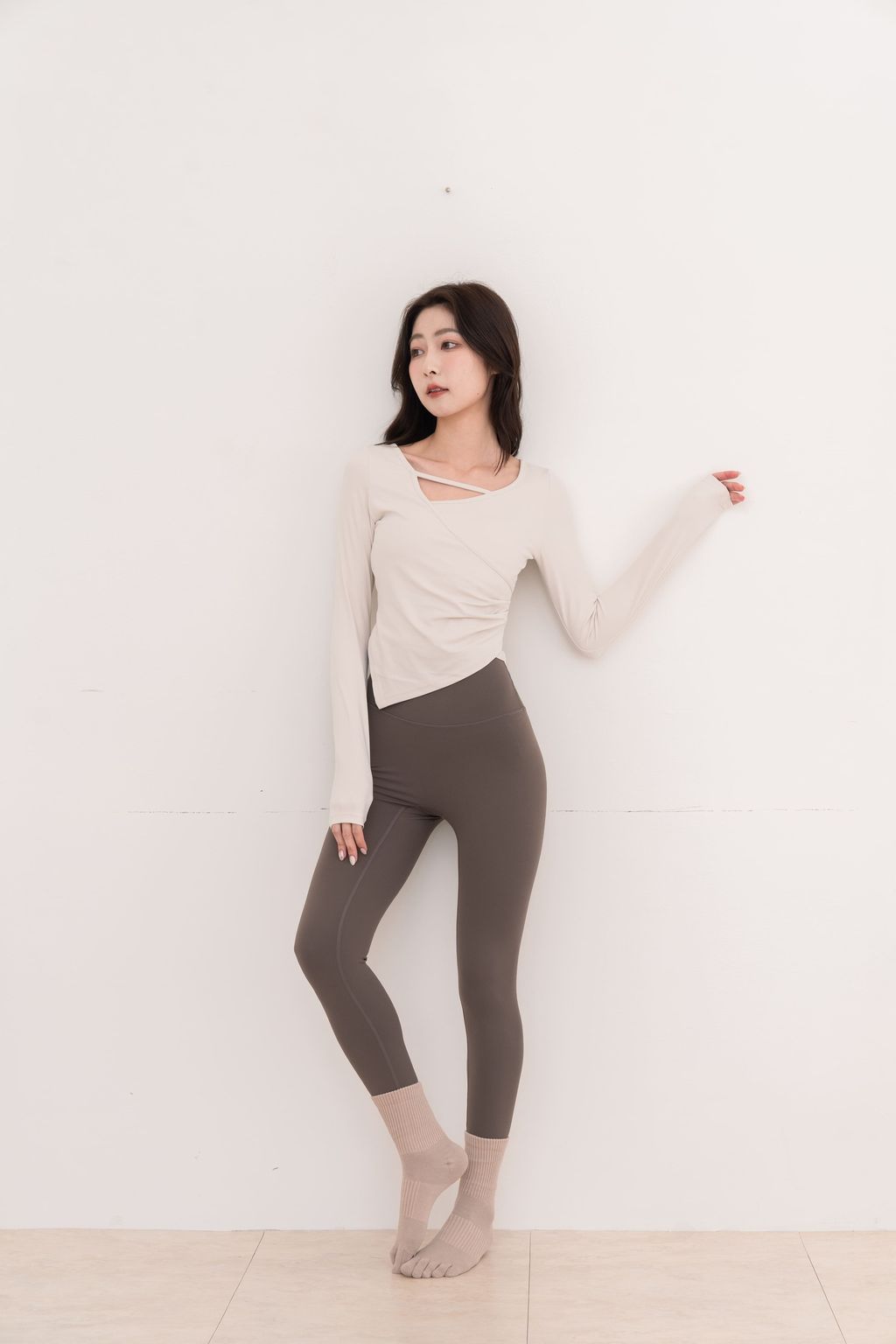 交錯曲線設計感長袖上衣_白_全身2