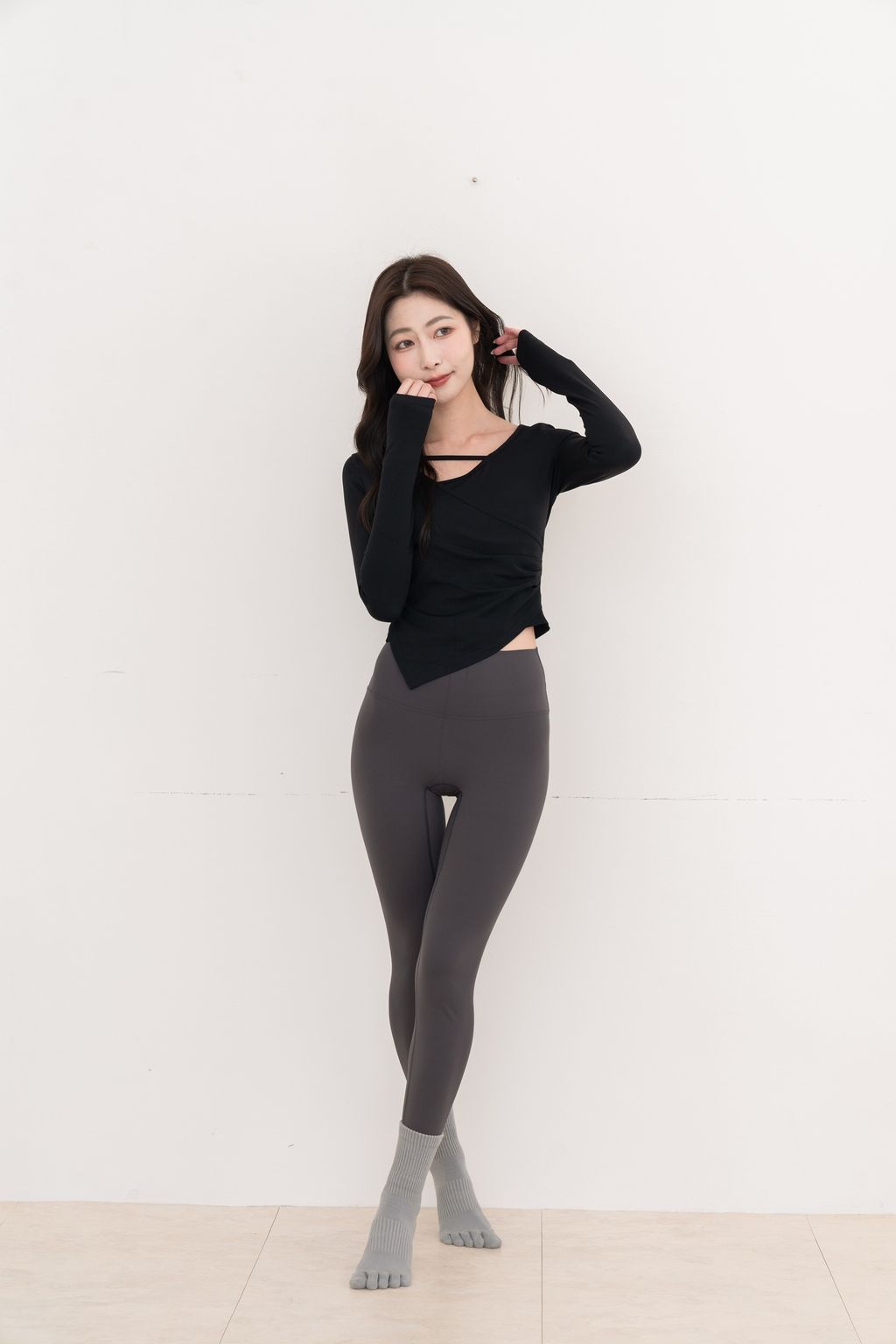 交錯曲線設計感長袖上衣_黑_全身