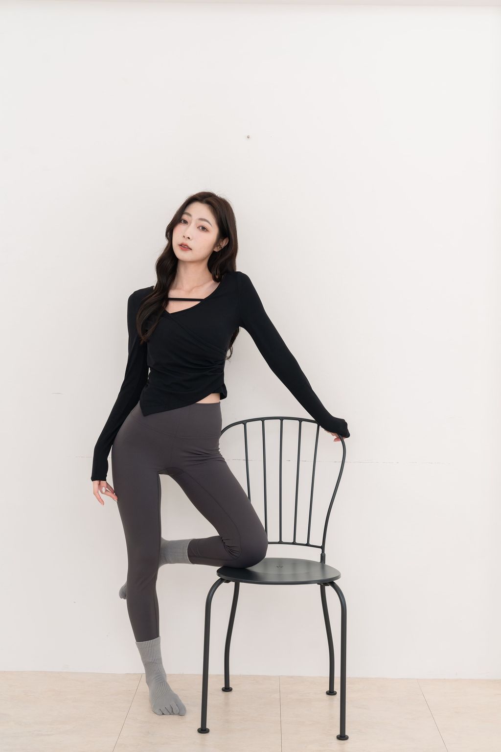 交錯曲線設計感長袖上衣_黑_全身2