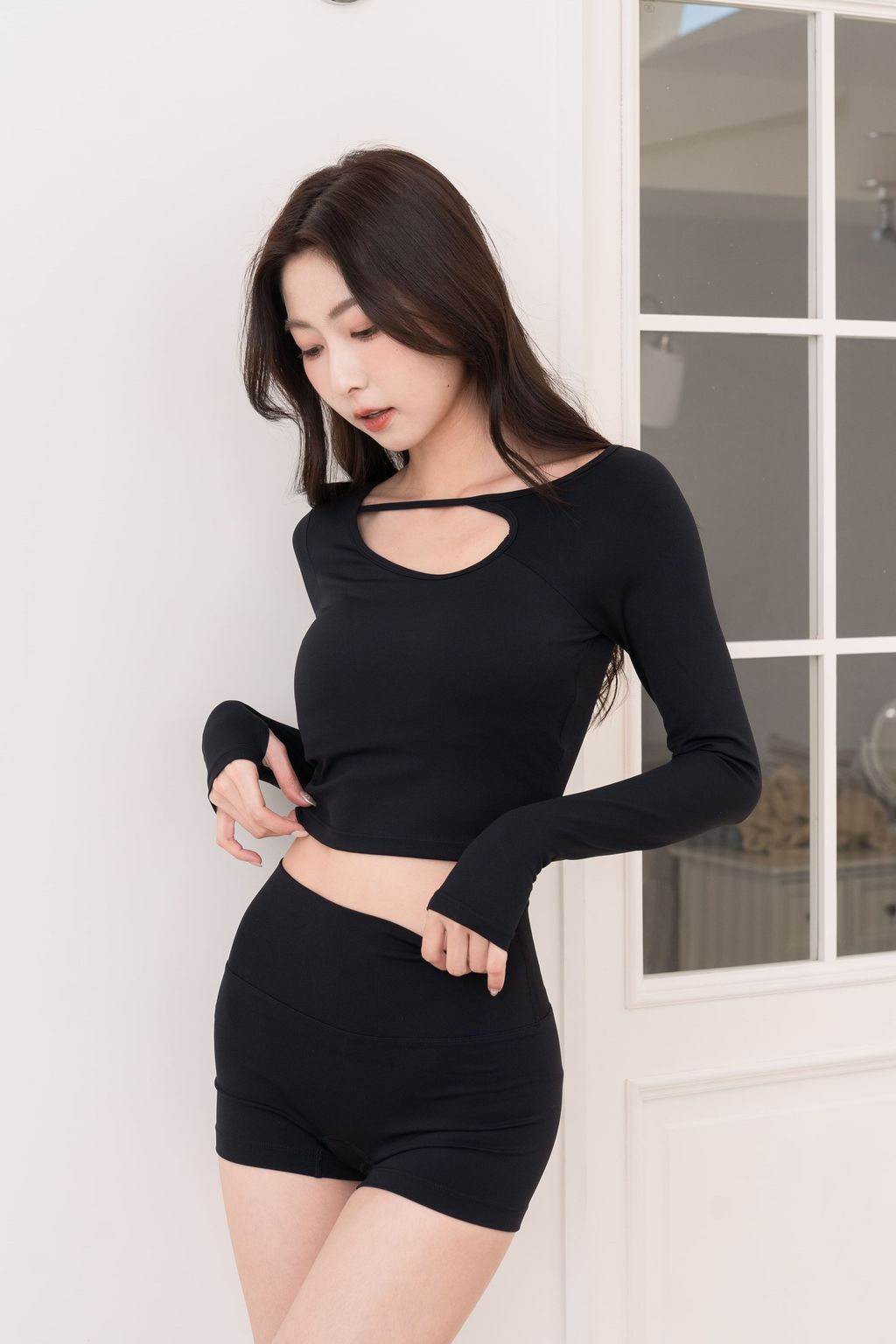 微辣推薦_水滴鏤空親膚長袖上衣_黑