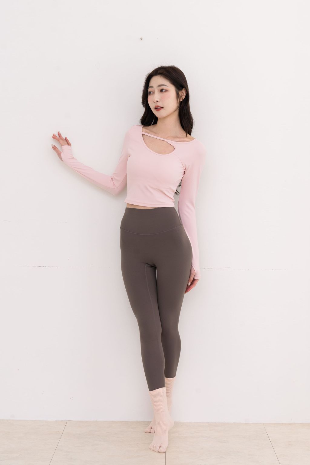 水滴鏤空親膚長袖上衣_粉_全身2