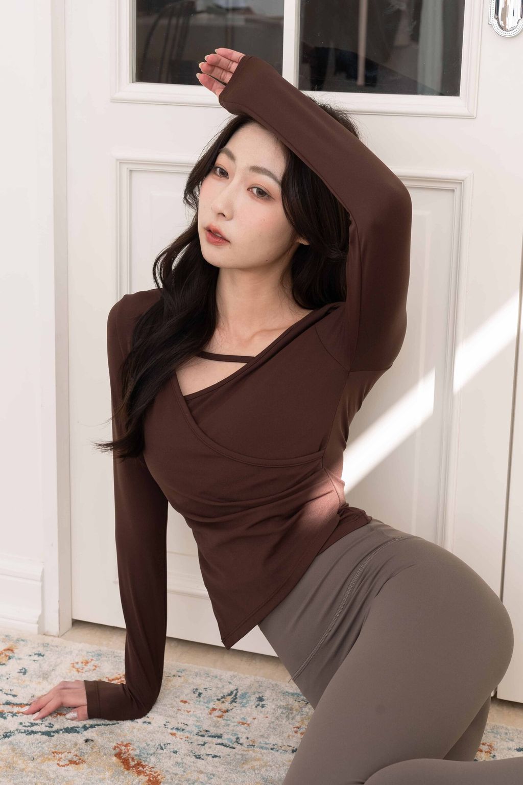 交錯曲線設計感長袖上衣_咖