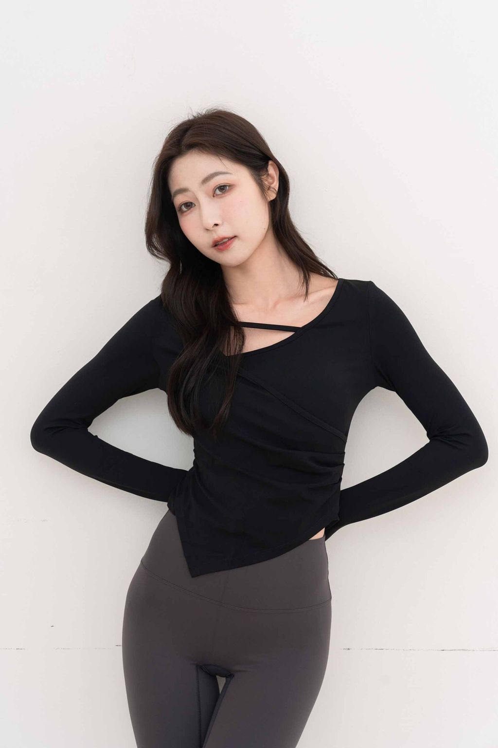 交錯曲線設計感長袖上衣_黑