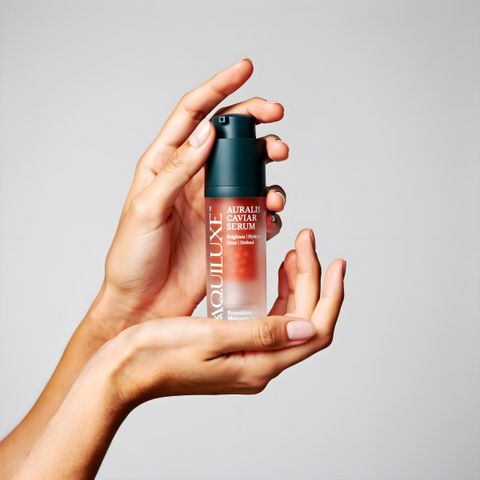 freepik_edit_PromptReplace-the-original-product-in-this-handhol (1)