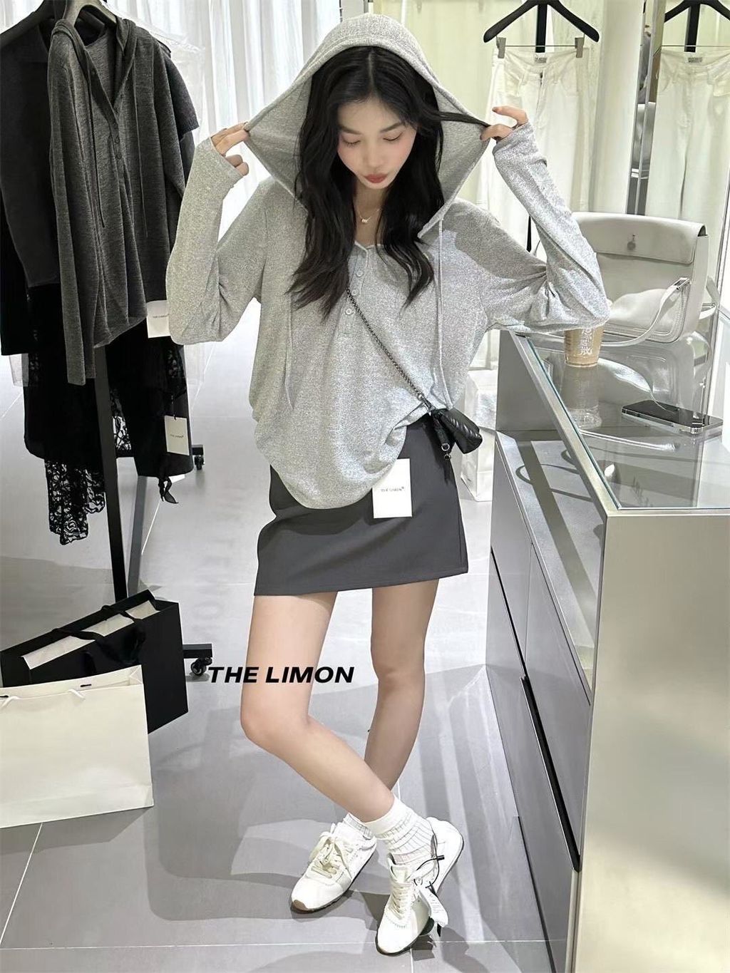 AR015 慵懶連帽Tee with hood looking down