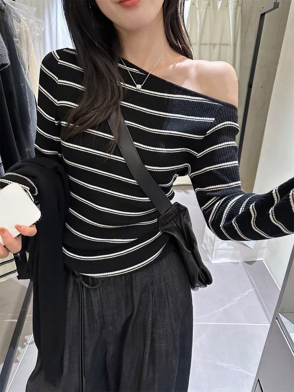 可拉斜肩條紋針織上衣1