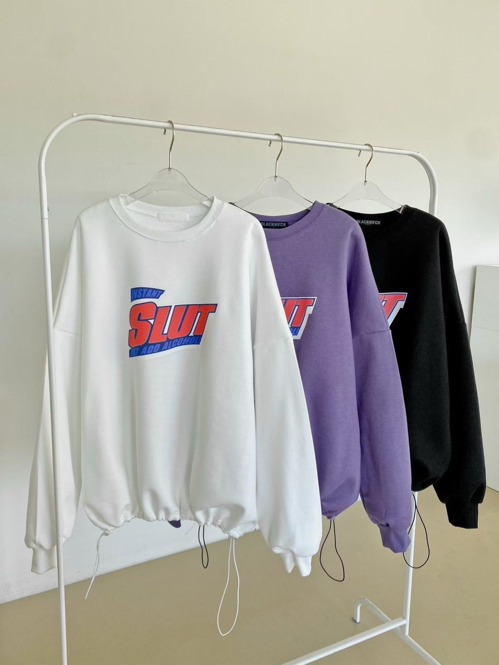 下擺可拉縮英字Tee5