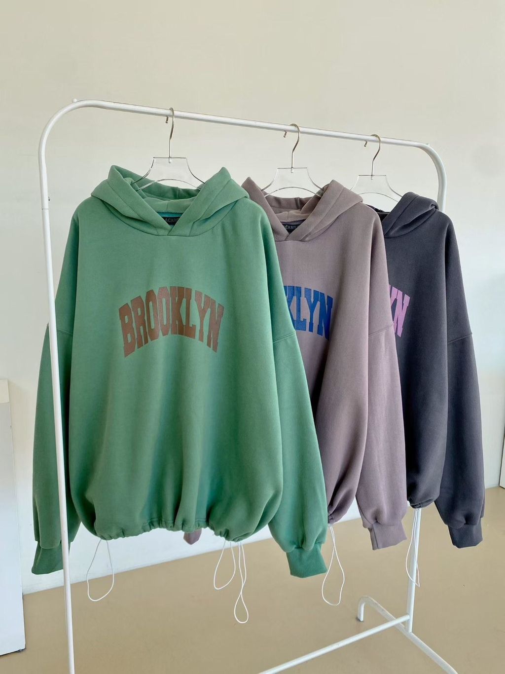 連帽下襬拉縮英字Tee2