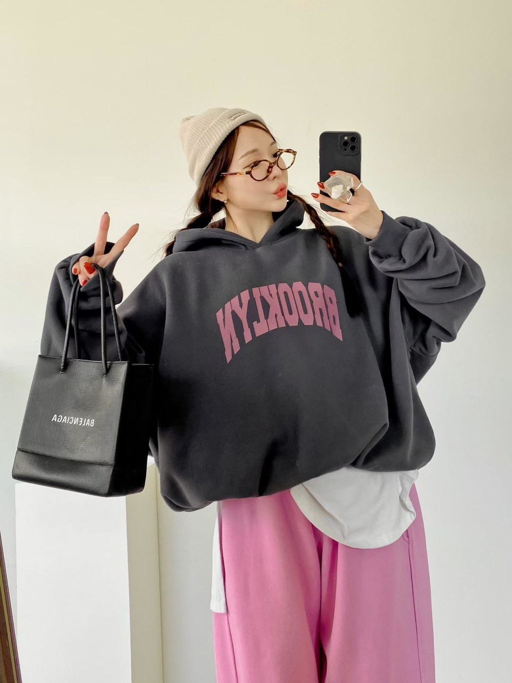 連帽下襬拉縮英字Tee4