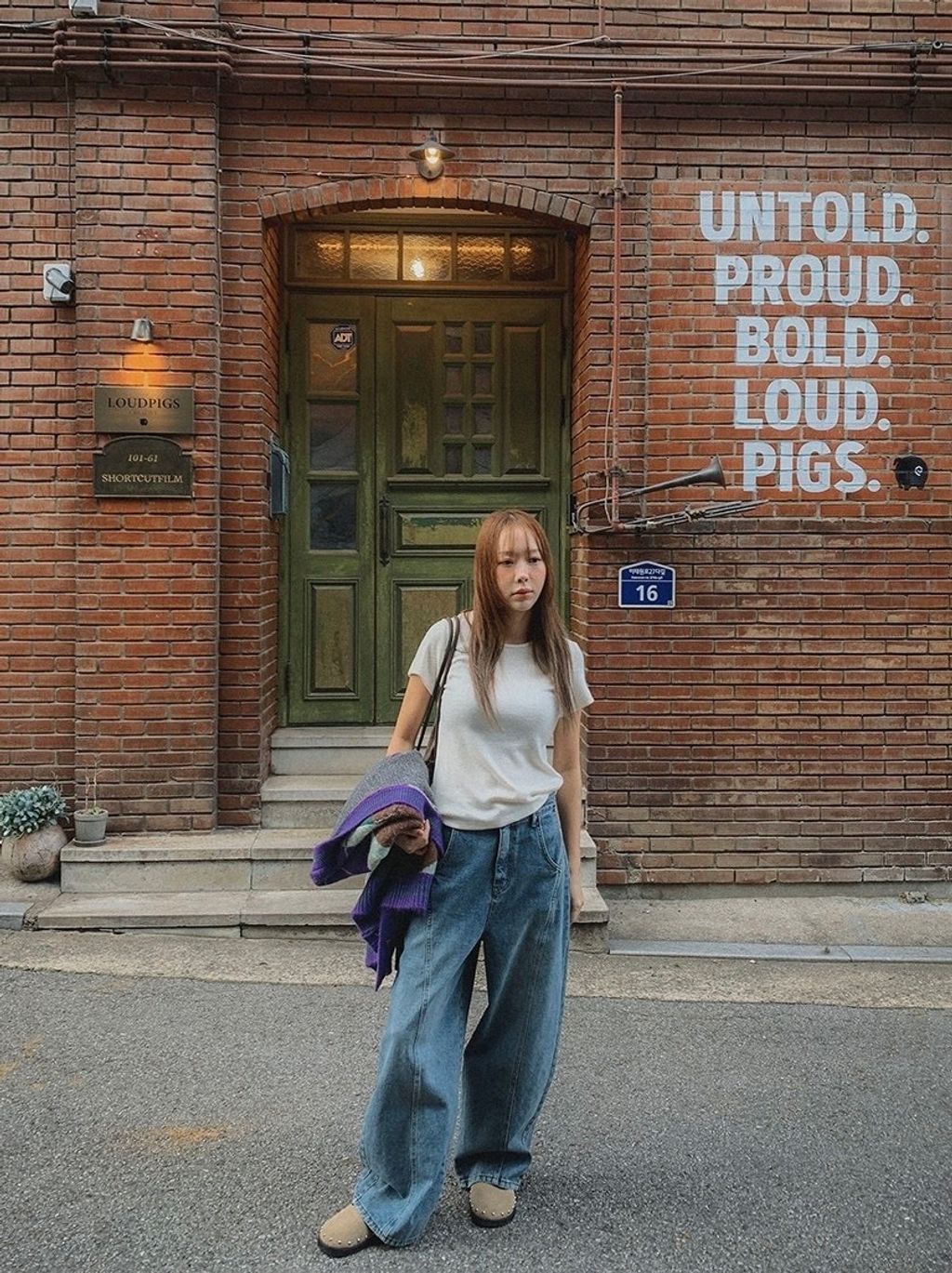 微弧度寬直筒牛仔褲05