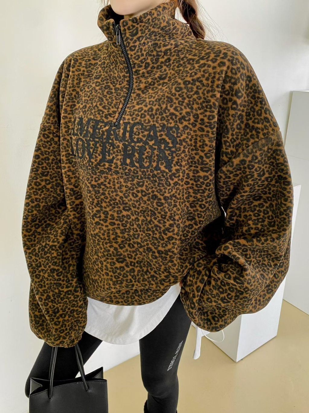 帥氣英字豹紋上衣3