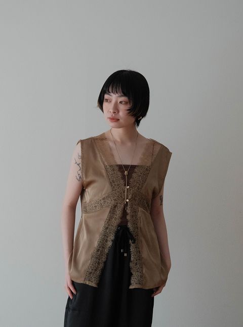 緞面蕾絲上衣_M13