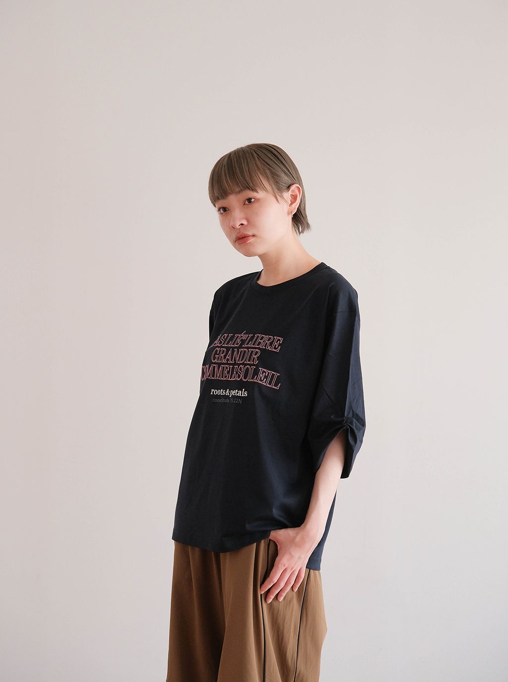 商品頁組圖_M14_涼感薄款刺繡踢恤上衣