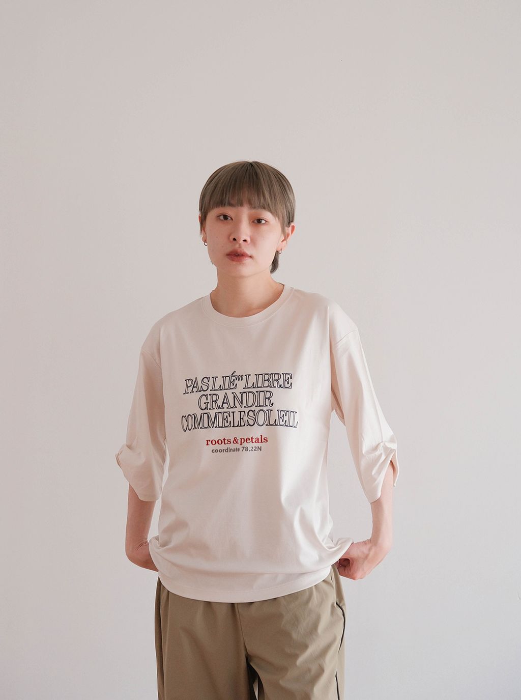 商品頁組圖_M02_涼感薄款刺繡踢恤上衣