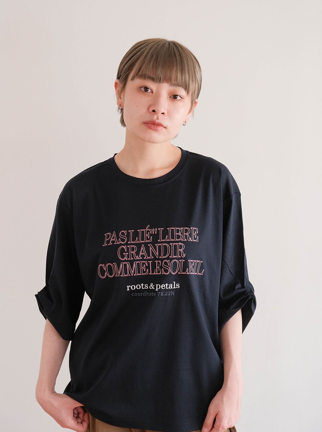 商品頁組圖_M13_涼感薄款刺繡踢恤上衣