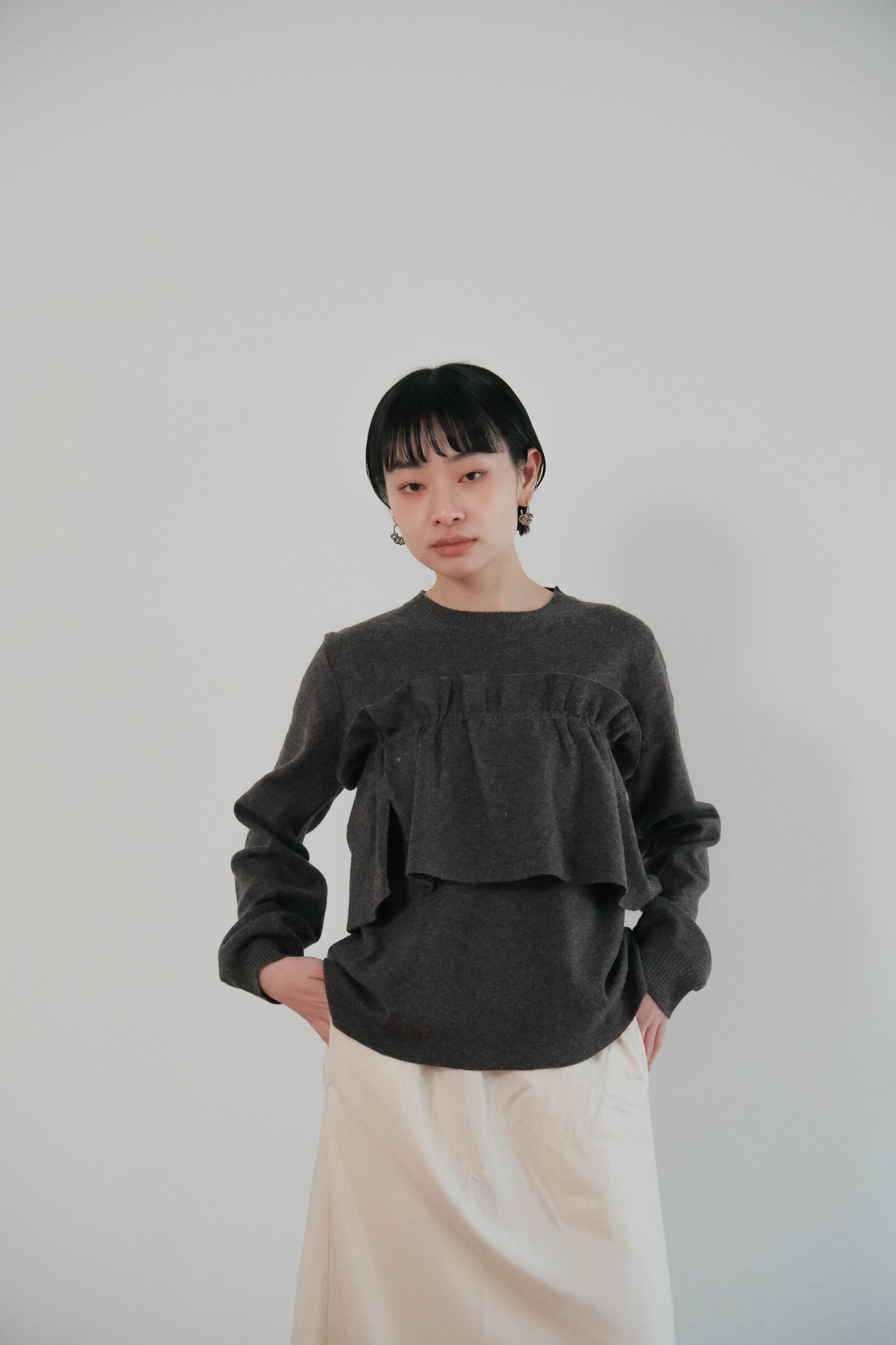 チャコール炭灰色