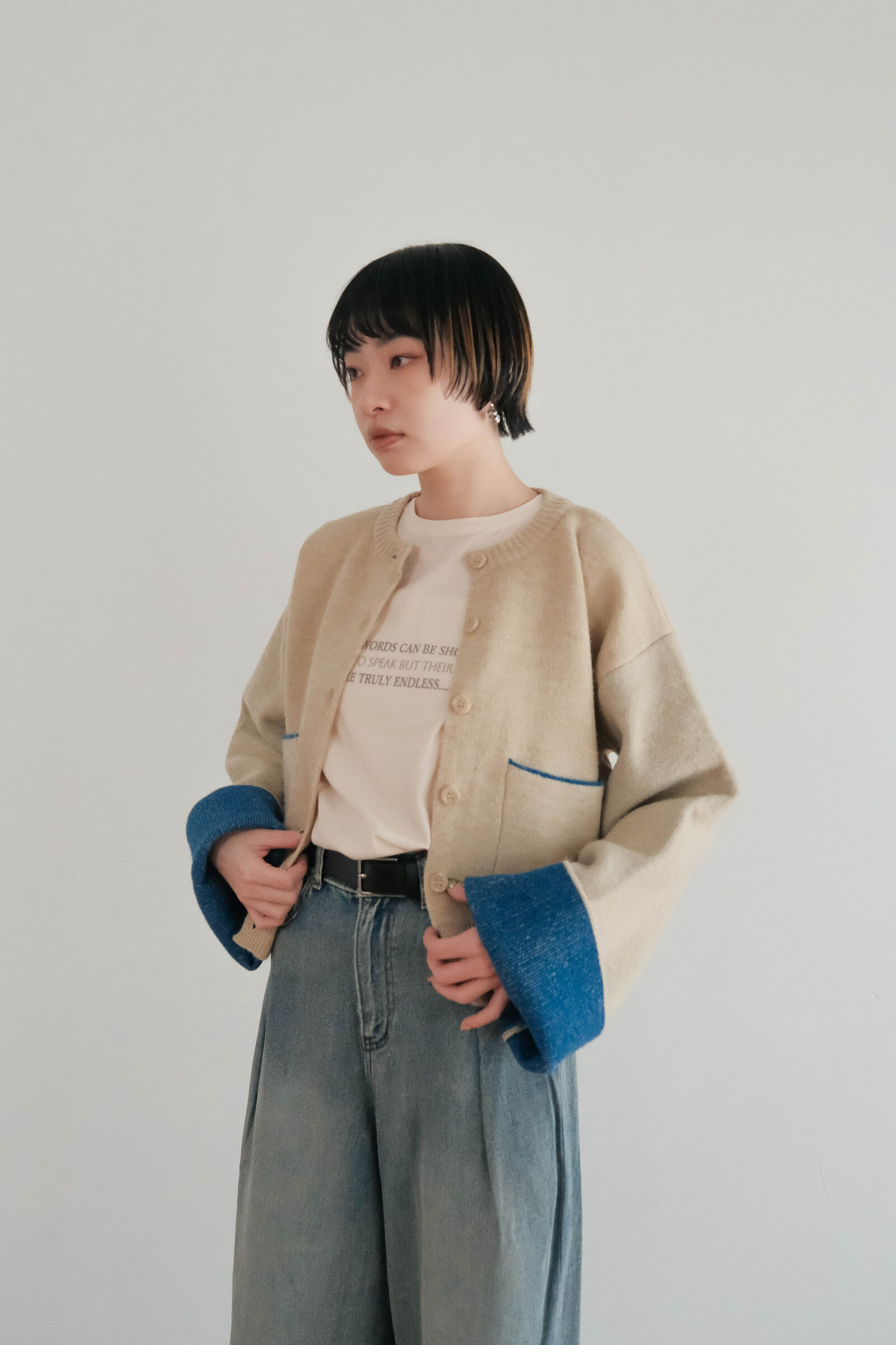 アイボリー米色底色＋藍色撞色