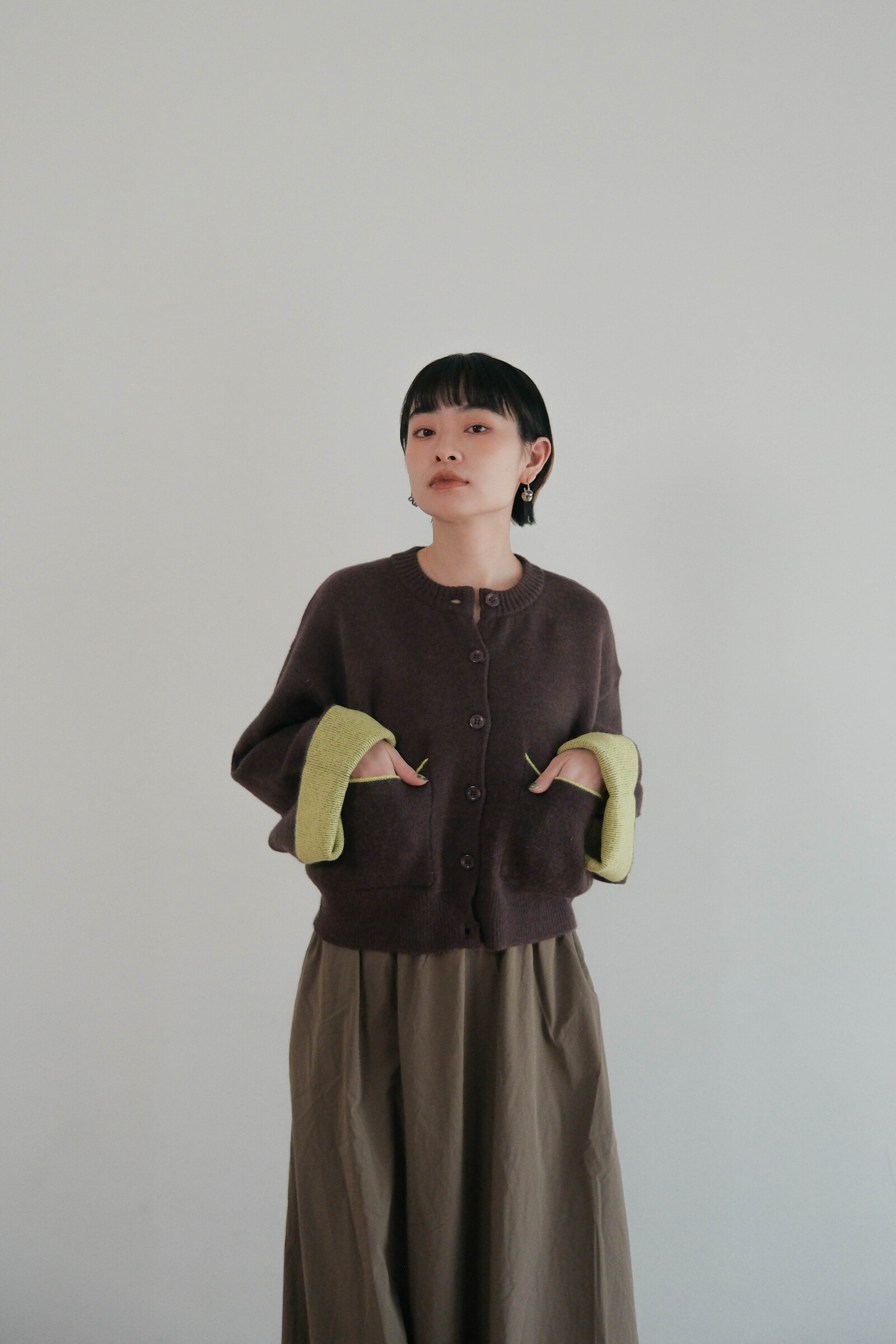 ブラウン棕色底色＋綠色撞色