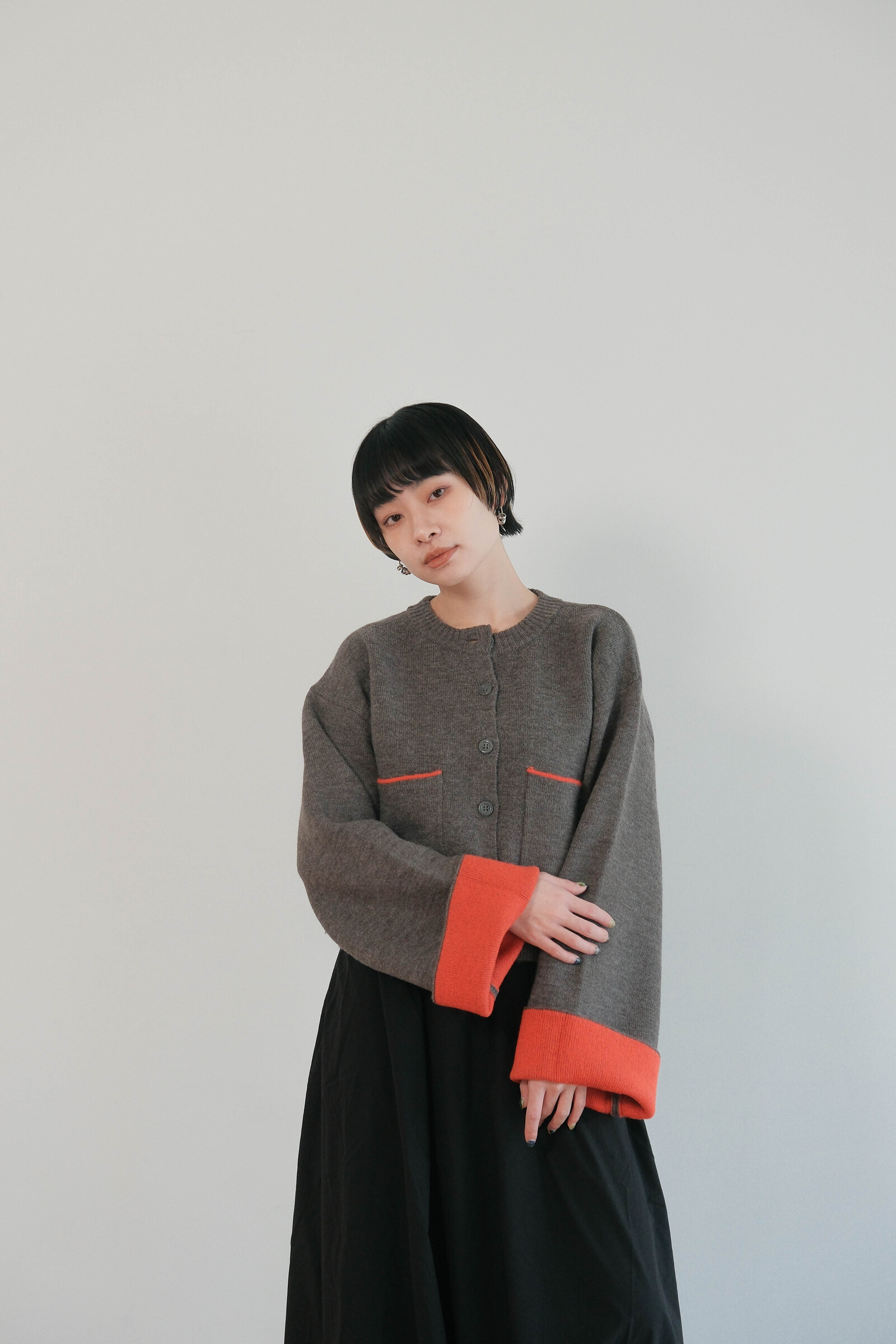 チャコール炭灰色＋橘色撞色