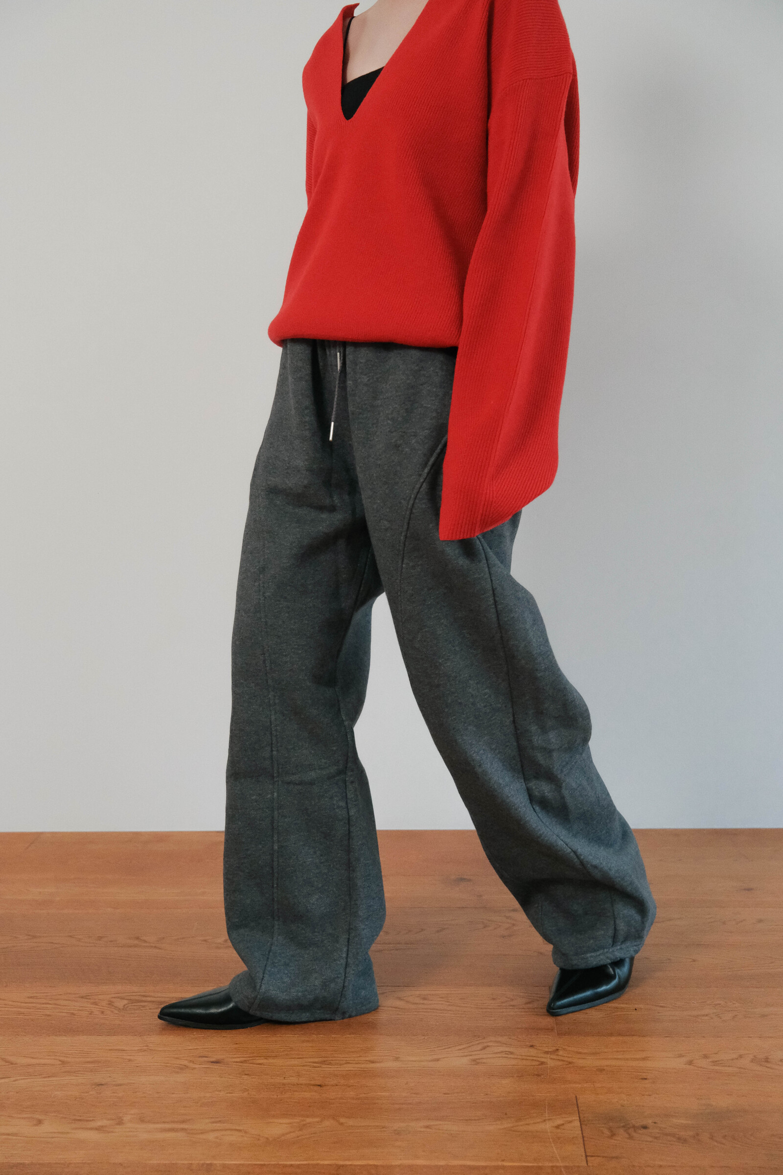 チャコール灰色