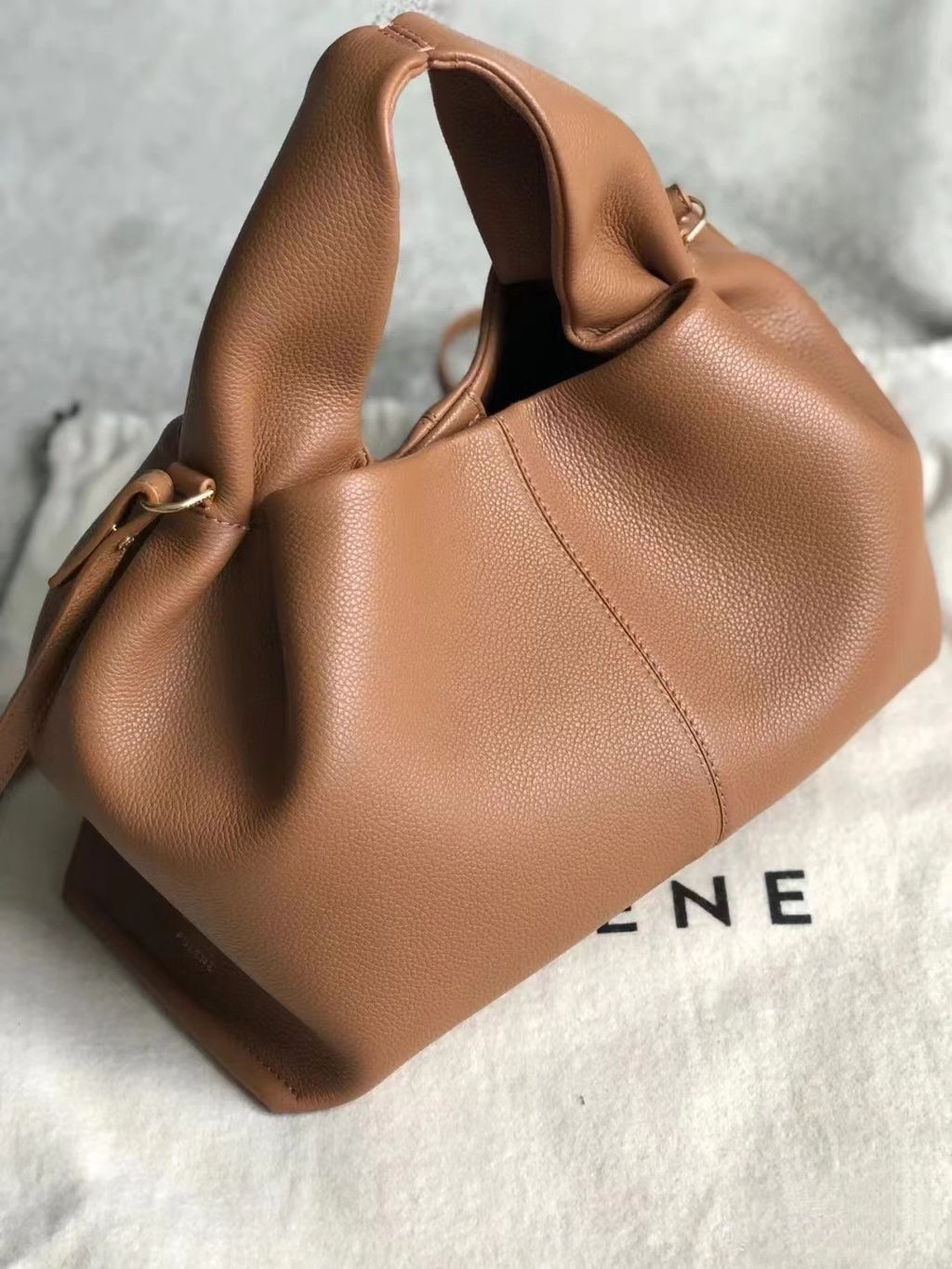 真皮雲朵餃子斜背包