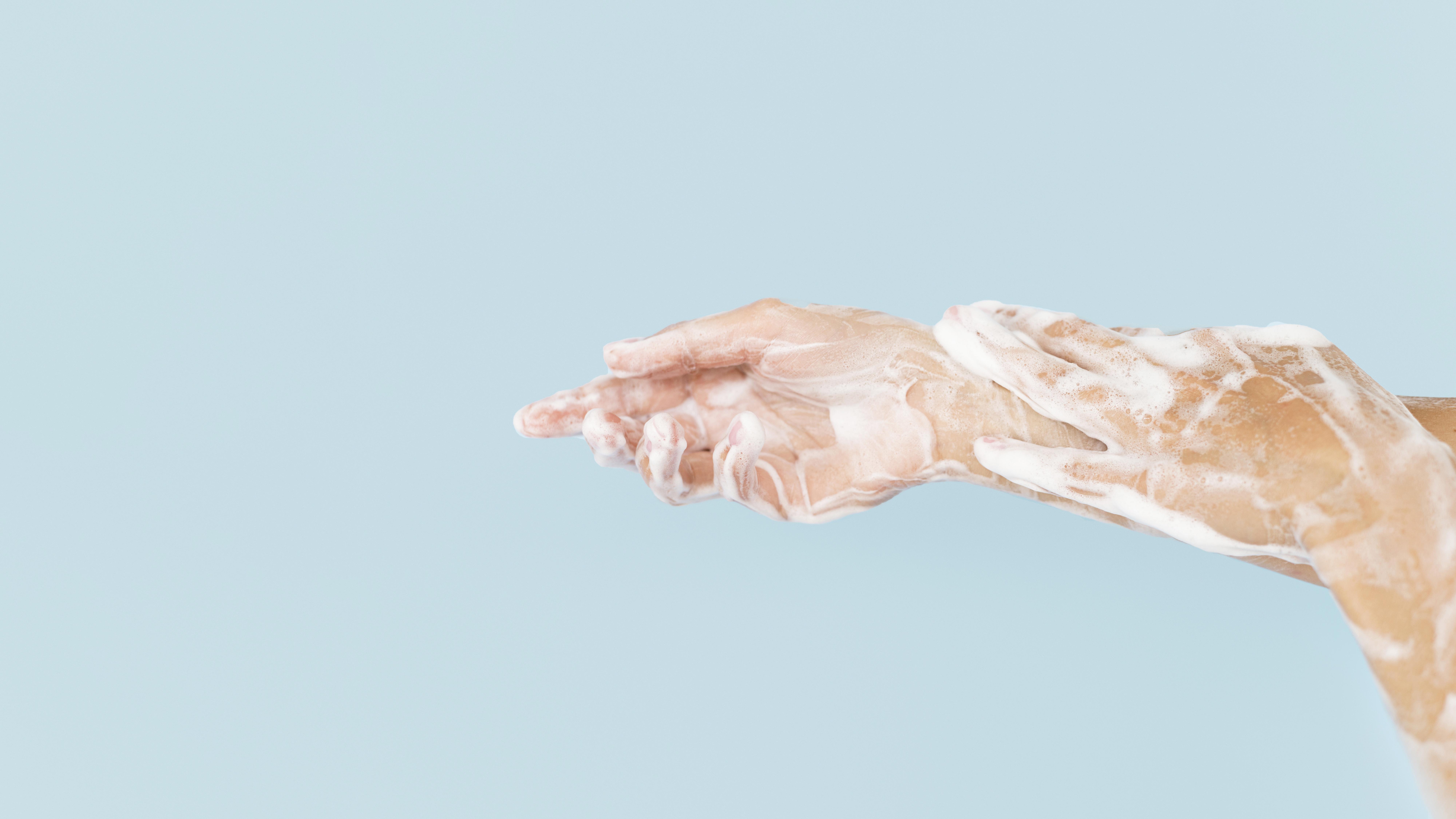 為什麼私密處要分開洗?藍儂 Lennon 提醒,私密處 pH 值與身體不同,過度清潔會破壞原生防禦力。