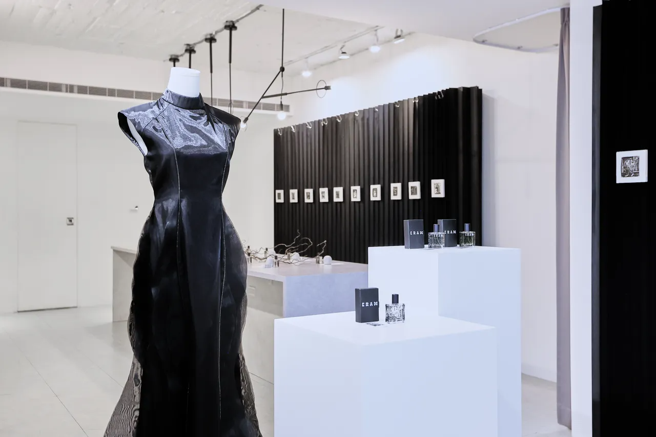 日本香氛品牌ERAM登台，特邀台灣服裝設計師汪俐伶合作選香。品牌提供