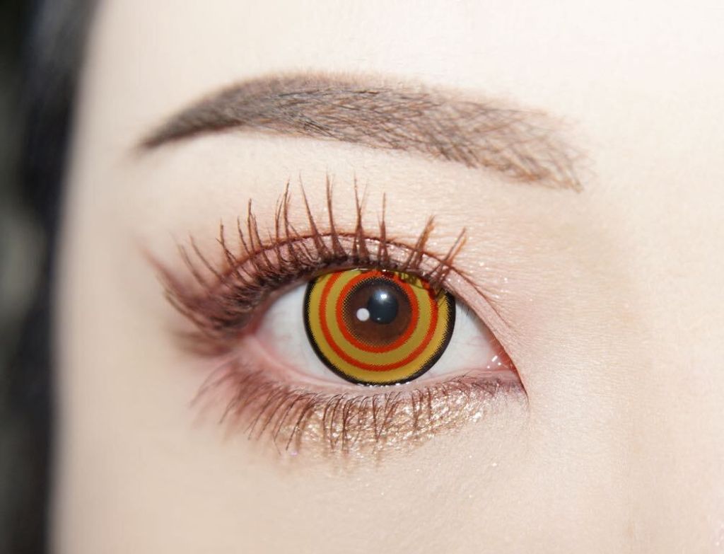 Makima_Chainsaw_man_cosplay_contacts_close_up