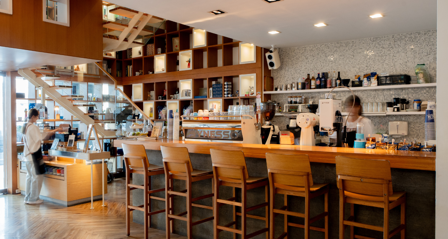 mojocoffee-retro-classic-cafe-exterior